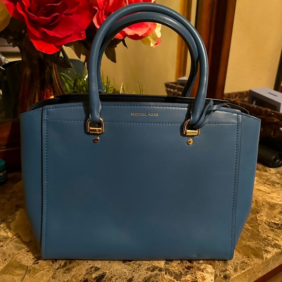 Michael Kors - Picture 1 of 3